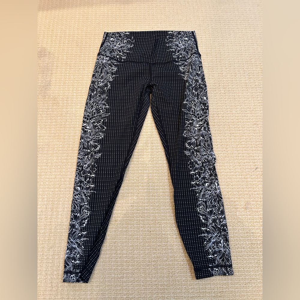 Lululemon Old Wunder Under Leggings 28” in Black and White Pattern - Size: 10